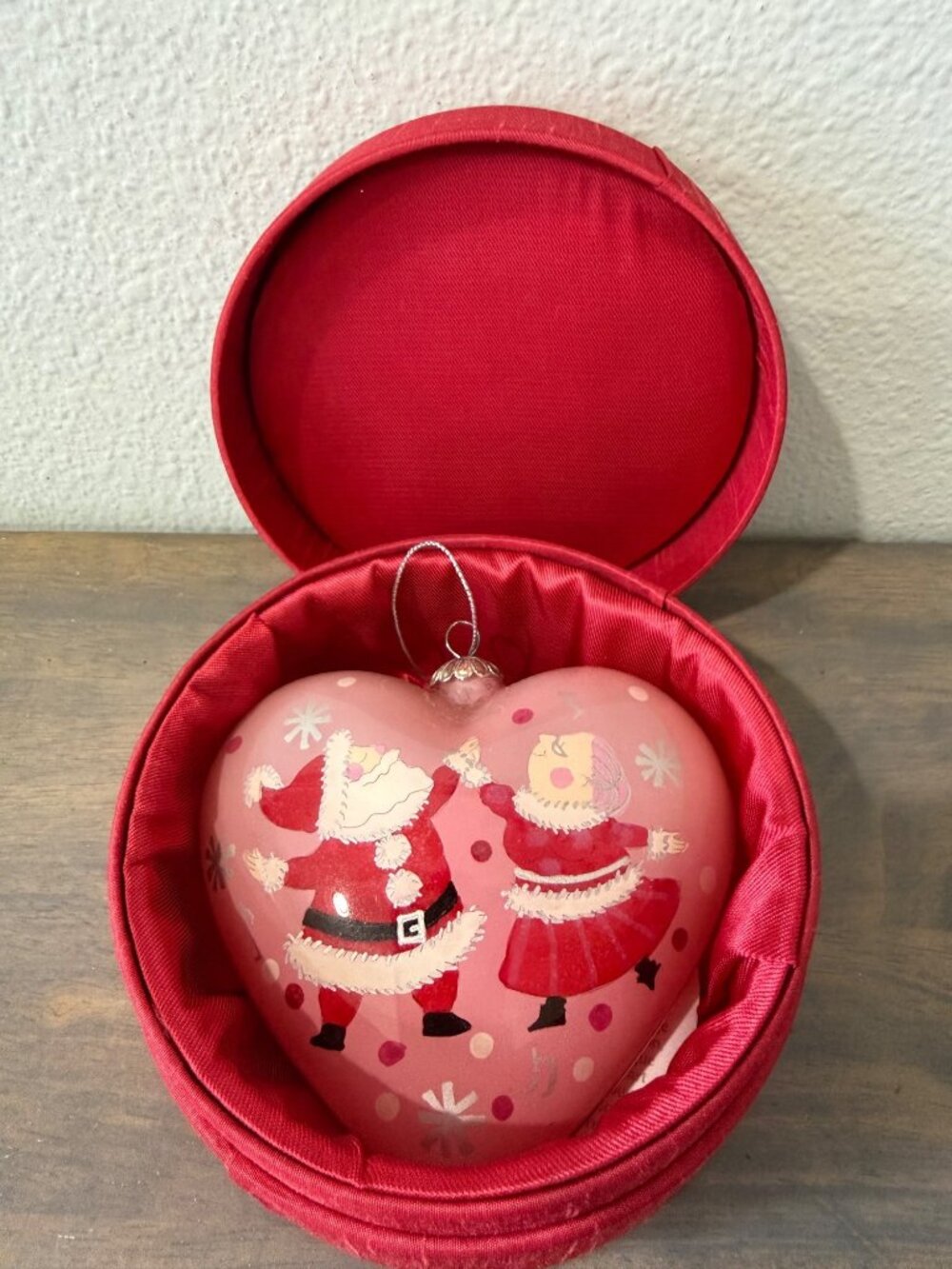 Pier 1 2006 Li Bien Santa & Mrs. Claus Glass Christmas Ornament Pink Heart 4"